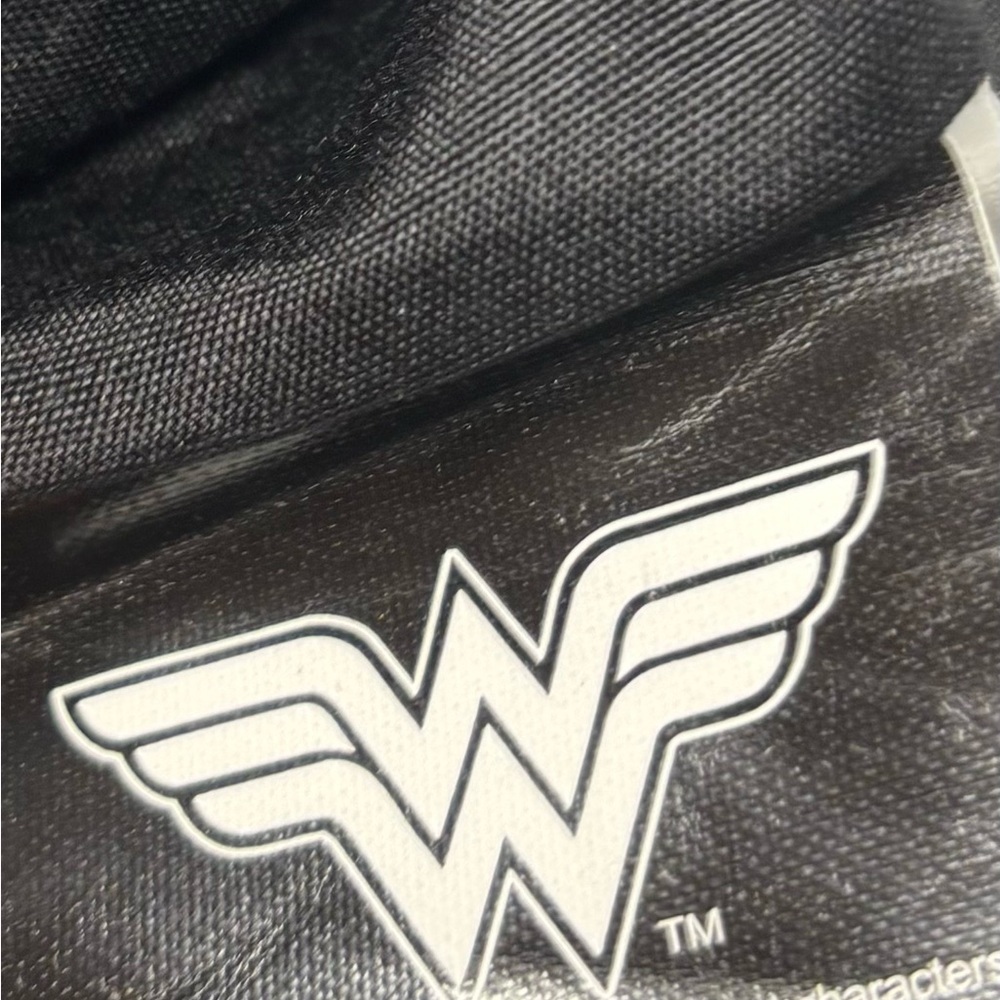 Bioworld DC Comics Wonder Woman Juniors Sidekick crossbody handbag - Picture 3 of 6
